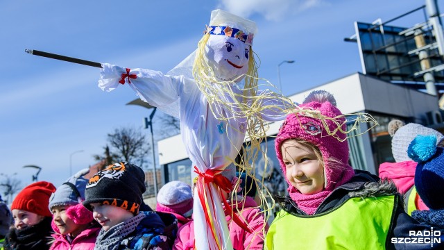 Setka dzieci symbolicznie pożegnała zimę i utopiła marzannę w Odrze w Szczecinie. To ekologiczna akcja, bo Żegluga Szczecińska wyłowiła zaraz potem kukłę.
