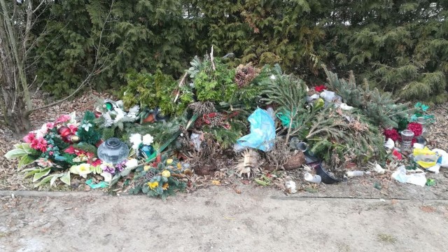 Na Cmentarzu Centralnym w Szczecinie piętrzą się sterty śmieci - informują nasi słuchacze. Jak się okazuje, umowa na sprzątanie dzikich wysypisk na terenie nekropolii skończyła się 15 grudnia ubiegłego roku, a Zakład Usług Komunalnych ogłosił przetarg dopiero w połowie stycznia tego roku.