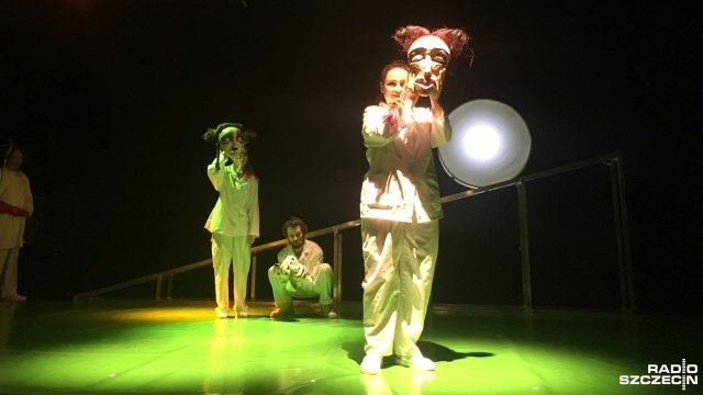 W piątek: premiera sztuki Tłumacz snów według Snu nocy letniej Wiliama Szekspira na scenie dla dorosłych w Teatrze Lalek Pleciuga. To historia trzech zakochanych par, które nie od razu rozpoznają swoje uczucia. Przedstawienie na scenie kameralnej teatru wyreżyserował Aleksiej Leliavski. To kolejna - w Pleciudze - realizacja białoruskiego reżysera.