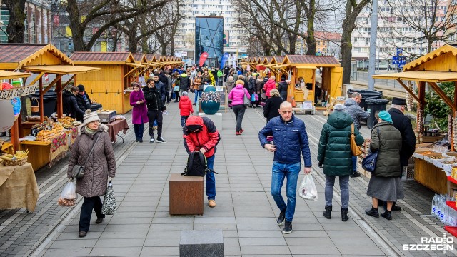 Dobiega końca pierwszy dzień Jarmarku Wielkanocnego w byłej Alei Kwiatowej w Szczecinie. Swoje produkty prezentuje tam ponad 40 wystawców. Na stoiskach można kupić świateczne ozdoby, rękodzieło i oczywiście smakołyki.