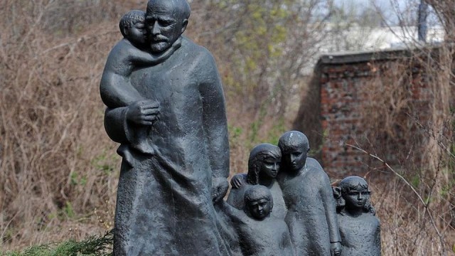 W Warszawie odbył się spacer śladami polskich Sprawiedliwych Wśród Narodów Świata. Poprowadził go Jacek Radzymiński z Centrum Edukacyjnego Instytutu Pamięci Narodowej. Powiedział on, że spacery organizowane są od kilku lat, ale ten dzisiejszy ma szczególny charakter. Jak wyjaśnił, po raz pierwszy obchodzimy Narodowy Dzień Pamięci Polaków Ratujących Żydów pod okupacją niemiecką.