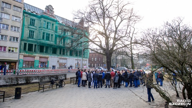 039039Remontować nie rujnować039039 - pod takim hasłem protestowali w sobotę w Szczecinie obrońcy budynku dawnego hotelu 039039Piast039039 przy Pl. Zwycięstwa. Zebrało się około 40 osób.