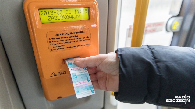 Najwyższe kary w Polsce za jazdę bez biletu są w Szczecinie. Według nowego taryfikatora, który obowiązuje od tego miesiąca, mandat to 200 złotych, ale opłacony po tygodniu już 400 zł. Nawet Warszawa, Kraków czy Wrocław pobłażliwiej traktują pasażerów bez biletu.