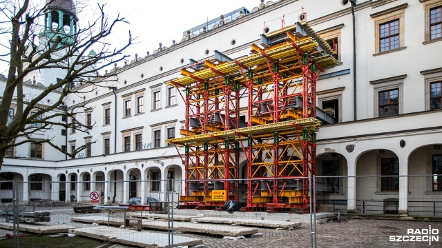 Państwowy Instytut Geologiczny bada skarpę, na której posadowione jest północne skrzydło Zamku Książąt Pomorskich w Szczecinie. Wyniki mają dać odpowiedź czy pod zabytkiem znajduje się schron.