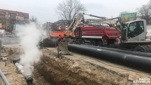 Mieszkańcy osiedla Bukowego na szczecińskim Prawobrzeżu nie mają w kranach ciepłej wody i ogrzewania. Szczecińska Energetyka Cieplna w środę wyłączyła dostawy ciepła na dwa dni.