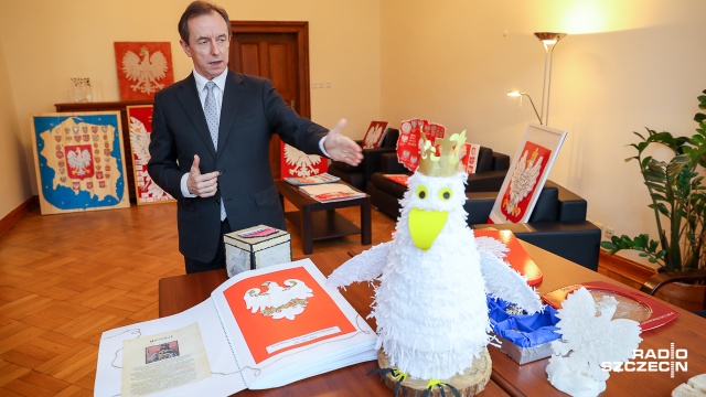 Nie sami autorzy a senator Tomasz Grodzki prezentował w środę prace, które w ramach regionalnego etapu konkursu plastycznego Orzeł Biały - nasza duma nadesłały dzieci z zachodniopomorskich szkół.