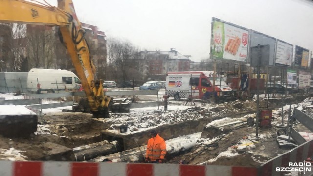 Do wieczora nie będzie ogrzewania i ciepłej wody na osiedlu Bukowym w Szczecinie. Od środy pracownicy Szczecińskiej Energetyki Cieplnej przebudowują tam rurociąg. Prace ziemne są prowadzone m.in na ul. Kolorowych Domów ale - jak mówi część mieszkańców osiedla - kolorowo wcale nie jest.