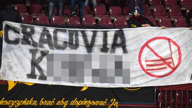 Pięć tysięcy złotych za transparent na stadionowym płocie - taką karę wymierzono Pogoni Szczecin za ostatni mecz ekstraklasy rozegrany na obiekcie im. Floriana Krygiera.