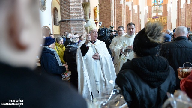 Święconki i paczki na Wielkanoc przygotował dla bezdomnych i potrzebujących szczeciński Caritas. W Wielką Sobotę dary zostały rozdane, a pokarmy poświęcone w Bazylice Archikatedralnej św. Jakuba w Szczecinie.