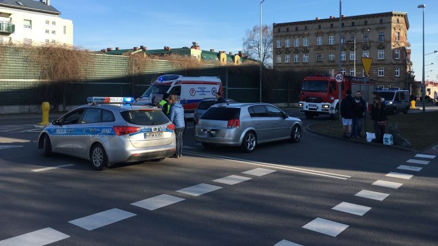 Dwie osoby zostały poszkodowane w wypadku, do którego doszło na ulicy Łabędziej w Szczecinie.