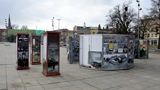 Wiatr uszkodził wystawę plenerową Wypędzeni 1939 na placu Solidarności w Szczecinie. Pracownicy Centrum Dialogu Przełomy musieli ściągnąć część plansz.