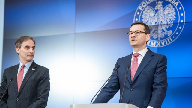 O utworzeniu polsko-amerykańskiej izby handlowej poinformował w środę premier Mateusz Morawiecki. Podczas konferencji z udziałem ambasadora USA Paula Jonesa szef rządu podkreślił, że utworzenie tej instytucji to kolejny kamień milowy na drodze do budowy mocnej obecności naszego biznesu w Stanach Zjednoczonych.