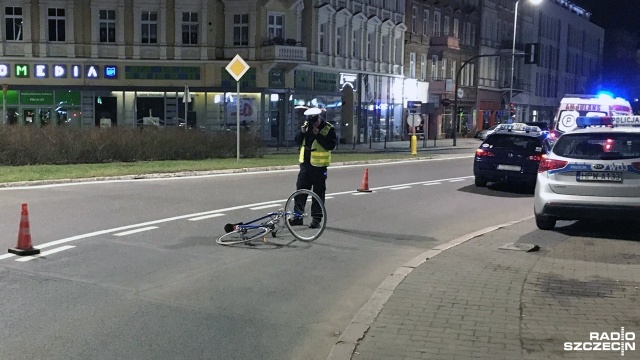 Do zdarzenia doszło około godziny 22 na zjeździe z Placu Zwycięstwa w aleję Wojska Polskiego. Rowerzysta został potrącony przez taksówkarza.