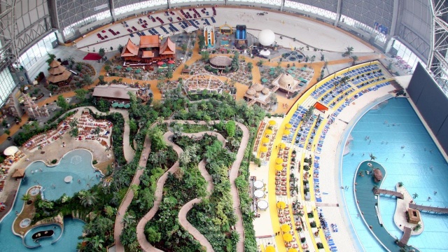 300 milionów euro - tyle może kosztować sprzedaż Tropical Islands pod Berlinem. Trwają rozmowy z potencjalnymi kupcami.