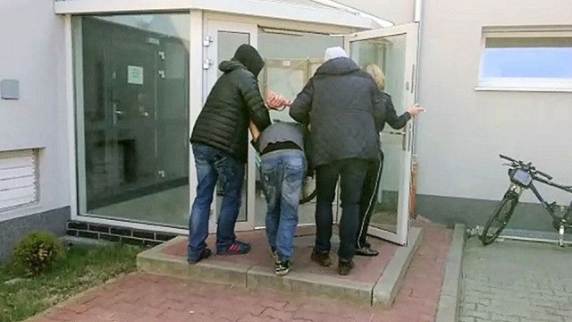Pod szkołą na szczecińskim Skolwinie doszło do zuchwałej kradzieży telefonu.