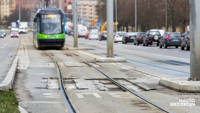 Do majówki remont torowiska na odcinku od Mostu Długiego do Basenu Górniczego będzie skończony - powiedział Radiu Szczecin wykonawca robót, firma Energopol. Już po raz drugi wymienia tam pękające spawy.