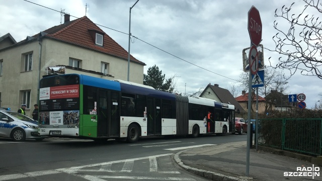 Kierowca samochodu osobowego wymusił pierwszeństwo na skrzyżowaniu ulic Reduty Ordona z Łukasińskiego w Szczecinie. Przejeżdżający tamtędy autobus komunikacji miejskiej linii 75 musiał gwałtownie hamować. Dwoje pasażerów autobusu - mężczyzna i dziecko - przewrócili się.