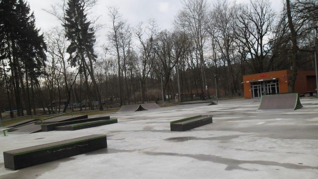 Tafla lodowiska została rozmrożona, a bandy zdemontowane i wywiezione. Na obiekt ponownie wchodzimy głównym wejściem. Urządzenia dla skateowców przeszły przeglądy i wróciły na swoje miejsca. Można z nich korzystać codziennie w godz. 10-18.