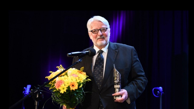 Były minister spraw zagranicznych Witold Waszczykowski wygrał w tym roku plebiscyt radiowej Trójki, czyli Srebrne Usta. Polityka nagrodzono za słowa o nieistniejącym kraju San Escobar. Drugie miejsce zajął szef klubu PO Sławomir Neumann, a trzecie - prezes PiS, Jarosław Kaczyński.