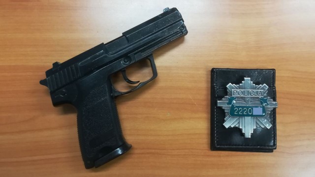 Wyciągnął odznakę, wyprowadził mężczyznę z lokalu i wydawał mu polecenia - tak mogłaby przebiegać interwencja policjanta, gdyby był prawdziwy. A 26-latek tylko policjanta udawał.