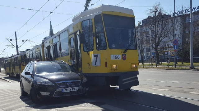Opóźnienia notują tramwaje linii 2, 7 i 8 - kursujące z ulicy Turkusowej w kierunku Centrum. Powodem jest kolizja siódemki z samochodem osobowym w okolicach Mostu Długiego.