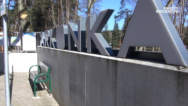 Pod Arkonkę samochodem w ogóle nie podjedziemy, a parking będzie nie tuż obok kąpieliska a przy Netto Arenie.