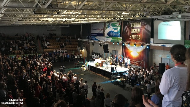 Kilkaset osób wzięło udział w sobotę w całodniowym Forum Młodych Ogień z Nieba. W Szczecińskim Domu Sportu był czas na świadectwa nawrócenia, modlitwy, pokazy taneczne, adorację, a całość zakończył wieczorny koncert zespołu chrześcijańskiego niemaGOtu.