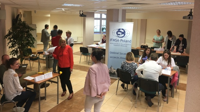 Pokonać slalom w alkogoglach, dzięki którym czujemy się jak po spożyciu sporej ilości alkoholu, a także zmierzyć ciśnienie czy sprawdzić wydolność płuc - to wszystko można było zrobić w poniedziałek w siedzibie Wojewódzkiej Stacji Sanitarno-Epidemiologicznej w Szczecinie. Stanowiska do badań stanęły tam z okazji Światowego Dnia Zdrowia.