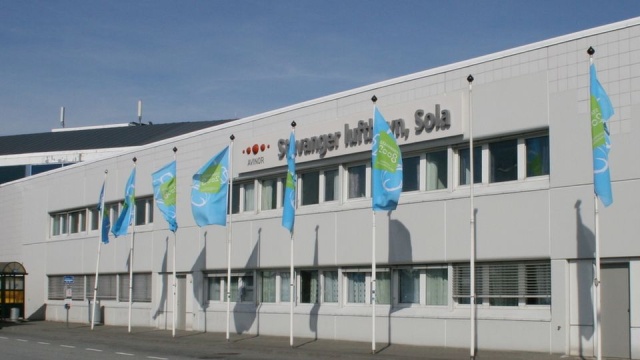 Samolot transportujący radioaktywne substancje wylądował bez wysuniętego podwozia w norweskim Stavanger.