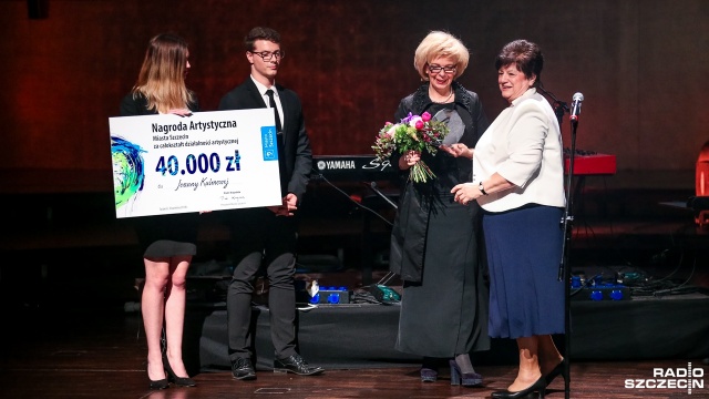 Joanna Kulmowa - poetka, pisarka i dramatopisarka - oraz Dariusz Dyczewski - chórmistrz i rektor Akademii Sztuki - zostali laureatami tegorocznej Nagrody Artystycznej Prezydenta Miasta Szczecin. Wyróżnienia przyznano po raz 27. Uroczysta gala odbyła się w poniedziałek wieczorem w szczecińskiej filharmonii.