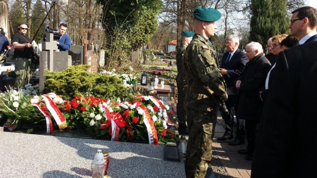 Podczas uroczystości przed pomnikiem ofiar katastrofy smoleńskiej na cmentarzu wojskowym na Powązkach, złożono kwiaty i zapalono znicze, Modlono się w intencji tragicznie zmarłych. O godzinie 8:41 - w godzinie katastrofy - odegrano utwór Cisza.