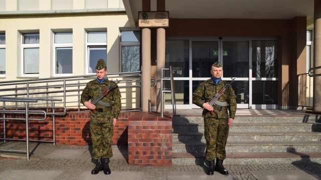 Dźwięk syren alarmowych, kwiaty i znicze - tak było we wtorek również w Świdwinie. Żołnierze oraz władze miasta oddały tam hołd ofiarom katastrofy smoleńskiej.