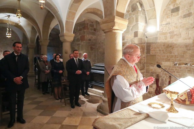 Andrzej Duda oddał hołd Lechowi i Marii Kaczyńskim. W ósmą rocznicę katastrofy pod Smoleńskiem, prezydent wspólnie z Martą Kaczyńską, córką tragicznie zmarłej pary prezydenckiej, uczestniczył we mszy świętej na Wawelu w Krakowie. Następnie modlił się przy sarkofagu Lecha i Marii Kaczyńskich oraz złożył przy nim wiązankę kwiatów.
