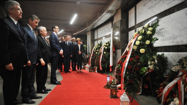 Mszą świętą w Kościele Seminaryjnym na Krakowskim Przedmieściu i apelem pamięci przed Pałacem Prezydenckim w Warszawie rozpoczęły się we wtorek rano państwowe uroczystości ósmej rocznicy katastrofy smoleńskiej.