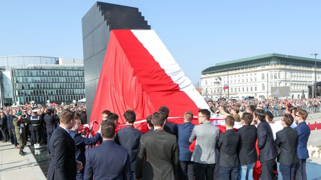 Rodziny ofiar katastrofy smoleńskiej odsłoniły pomnik ku czci ofiar na Placu Piłsudskiego w Warszawie. We wtorek mija 8. rocznica tragicznego lotu do Smoleńska. Tuż przed lotniskiem rozbił się Tu-154 z polską delegacją lecącą na uroczystości katyńskie. Zginęło 96 osób, w tym prezydent Lech Kaczyński z żoną Marią Kaczyńską.