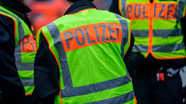 Drogi ze Szczecina i Gryfina do Niemiec będą w czwartek zamknięte przez godzinę. Kilka kilometrów od granicy, w okolicach miejscowości Neurochlitz, odnaleziono osiem granatów moździerzowych z czasów II wojny światowej. Przed południem zdetonują je niemieccy policjanci z sekcji minersko-pirotechnicznej.