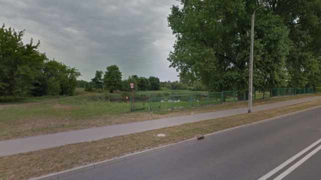 Lokalny staw przy ulicy Nowy Świat od lat odstraszał swoim wyglądem. Zdewastowany teren został wyłączony z użytku i zamknięty na głucho. Czy jest szansa na ponowne uruchomienie kąpieliska