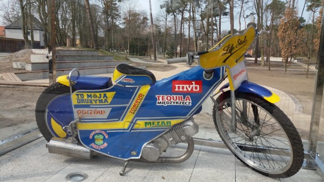 Prezent od Stali Gorzów dotarł do Dziwnowa. To motocykl, który stanął w centrum miejscowości. Został zamontowany w specjalnej gablocie i podświetlony.