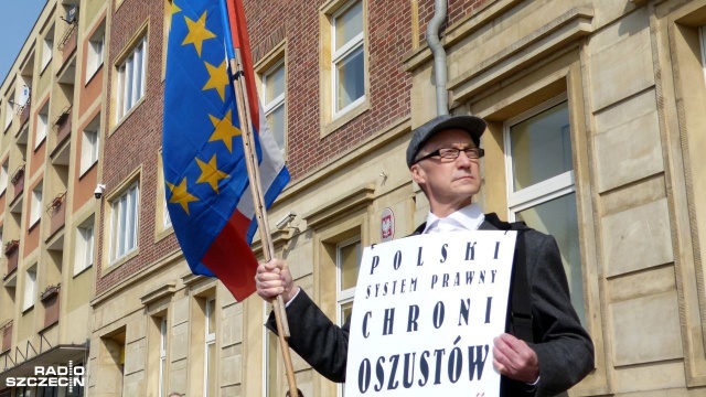 Polski system prawny chroni oszustów - tak uważa Ludwik Glud, który pod takim hasłem protestował w piątek przed Sądem Rejonowym w Szczecinie. W trakcie samotnego happeningu domagał się wstrzymania komorniczej egzekucji swojego domu do czasu wydania ostatecznego wyroku przez Sąd Apelacyjny.