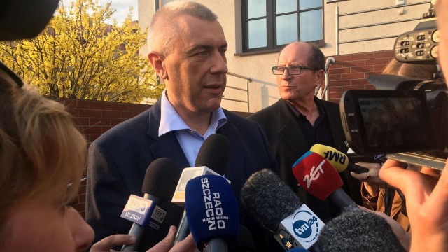 Stanisław Gawłowski nie przyznał się do żadnego z zarzutów i został przewieziony do izby zatrzymań. Jak mówił jego obrońca Roman Giertych, prokuratura nie uwzględniła wniosku o zwolnienie sekretarza generalnego PO, choć Sejm nie rozpatrzył jeszcze wniosku o reasumpcję głosowania w sprawie wyrażenia zgody na jego zatrzymanie.