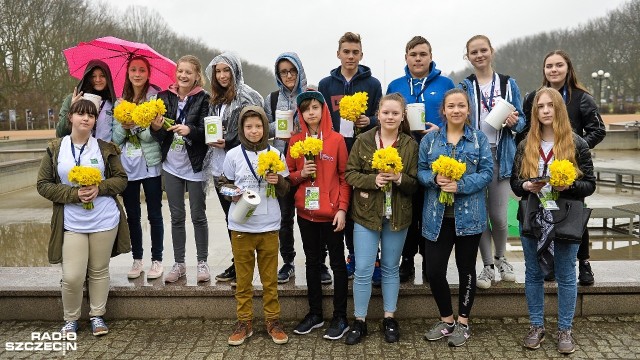 Wolontariusze fundacji Siatkarze dla Hospicjum kwestują na Jasnych Błoniach [ZDJĘCIA]