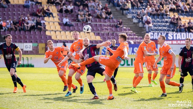 Piłkarze Pogoni Szczecin od zwycięstwa rozpoczęli zmagania w grupie spadkowej ekstraklasy. W niedzielę pokonali Bruk-Bet Termalikę Nieciecza 2:0 w pierwszym meczu rundy finałowej.