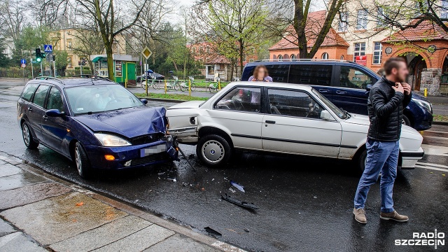 Dwie kolizje w Szczecinie: na ulicy Jagiellońskiej z samochodem osobowym zderzyła się tramwajowa piątka. Po 15 minutach ruch wznowiono, ale skład, który odjechał na pętlę Krzekowo wypadł z rozkładu jazdy.