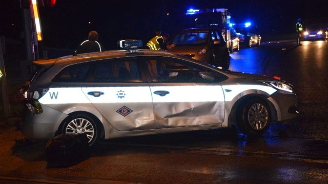 Staranował TIR-em po pijanemu cztery auta, w tym radiowóz. Do zdarzenia doszło na przejeździe kolejowym w Słutowie. Rogatki nie działały, dlatego przyjechał tam radiowóz drogówki.