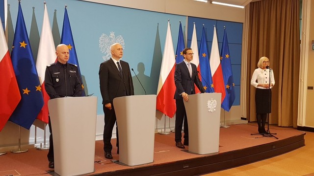 Do 2020 roku do służb mundurowych trafi ponad dziewięć miliardów złotych - zapewnił szef MSWiA Joachim Brudziński. Minister, podczas wspólnego wystąpienia z premierem Mateuszem Morawieckim, zapowiedział też dalszą modernizację służb.