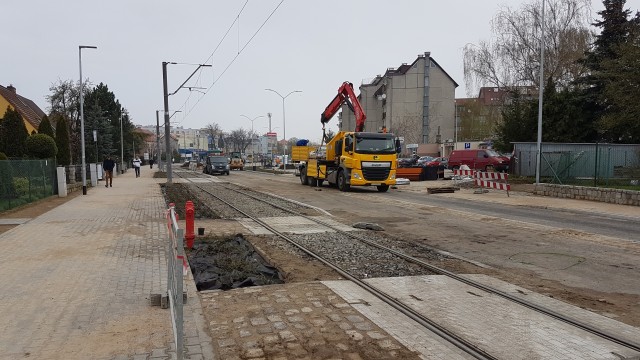 Będą kary dla wykonawcy przebudowy ulicy Kwiatowej w Szczecinie. Odcinek między Okulickiego a Ku Słońcu miał być gotowy w połowie grudnia ubiegłego roku. Spółka Elbud kilkakrotnie prosiła o wydłużenie terminu zakończenia prac, ale do dziś ulica nie jest gotowa.