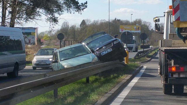 Dwa samochody osobowe zderzyły się na wyjeździe ze Szczecina, zaraz za skrzyżowaniem na Zdunowo w kierunku Stargardu. Do stłuczki doszło we wtorek po południu.