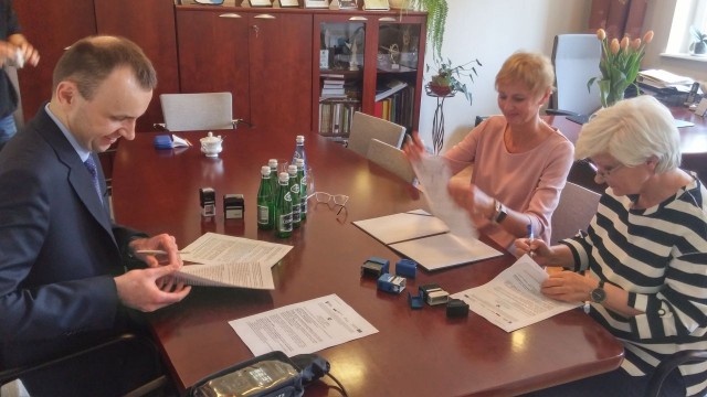 Gmina Kołbaskowo inwestuje w remonty dróg i ścieżki rowerowe. W siedzibie gminy podpisano w środę umowę na jedną z dwóch - zaplanowanych do realizacji w tym roku - inwestycji.
