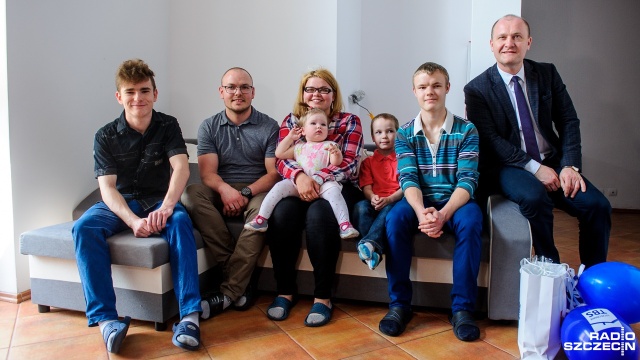 Kolejne sześć osób wprowadziło się do swojego lokum w ramach programu Dom Dużej Rodziny. Miasto przekazało państwu Kuźmom mieszkanie przy ulicy Łuczniczej na szczecińskim Niebuszewie.