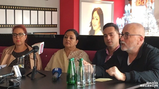 Komedia romantyczna Taka karma będzie opowiadać o związku Hinduski Anity Agnihotri i Polaka Andrzeja Łuszczewskiego.